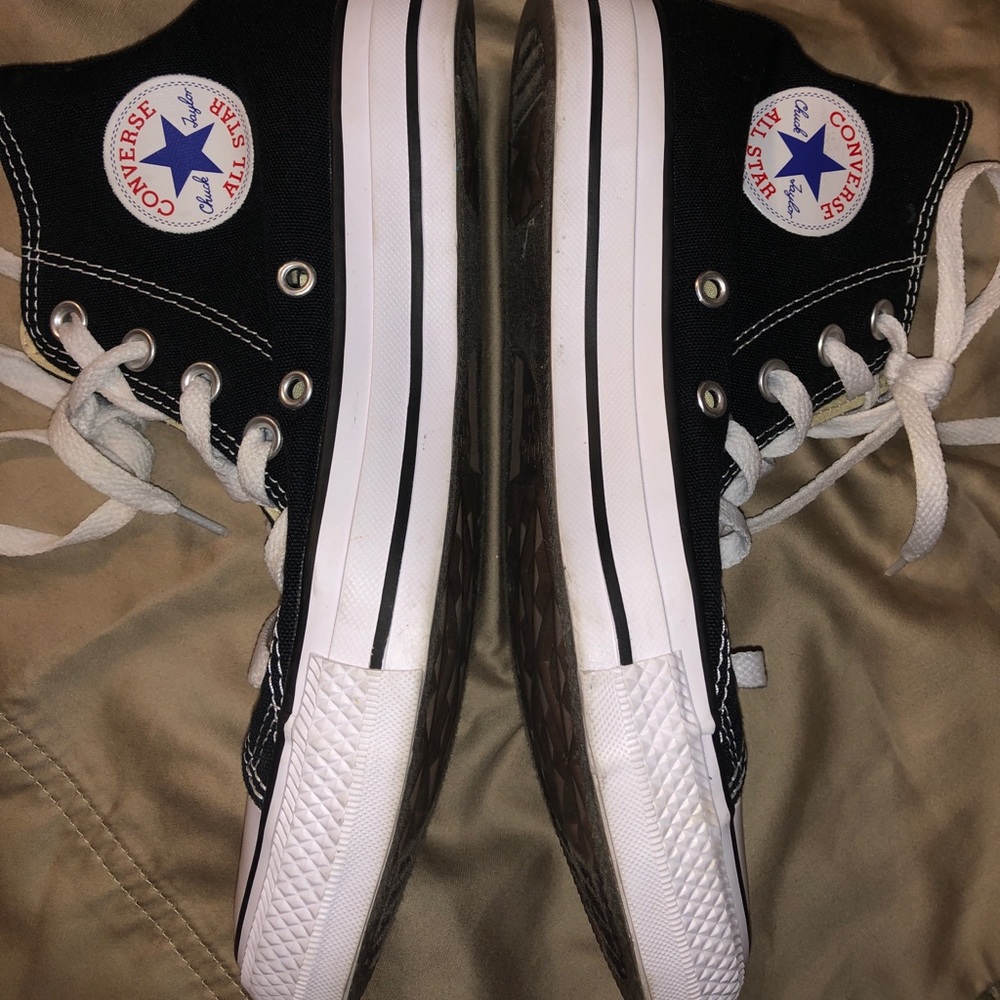 Size 4 or 6 black high top converse